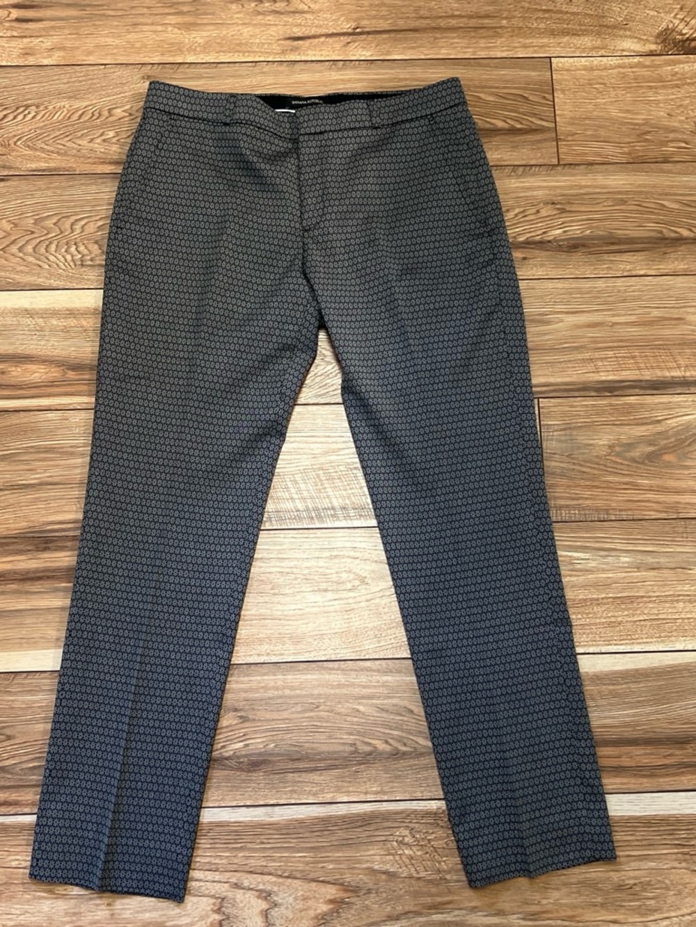 Banana Republic Women’s Gray Patterned Dress Pants. Size 8